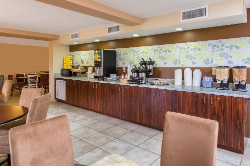 MAINGATE FLORIDA HOTEL image 3